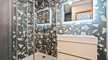 Een douche, handdoeken