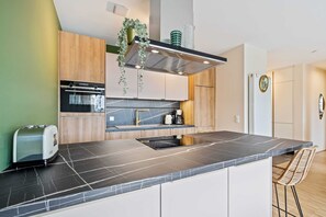 Réfrigérateur, micro-ondes, four, plaque de cuisson