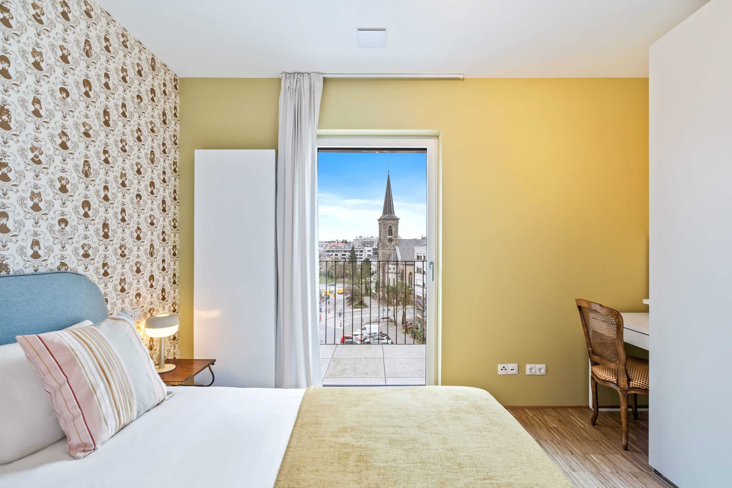 1 dormitorio, escritorio, tabla de planchar con plancha y wifi