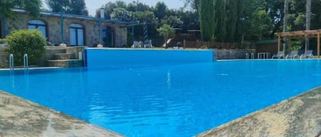 Piscine extérieure (ouverte en saison)