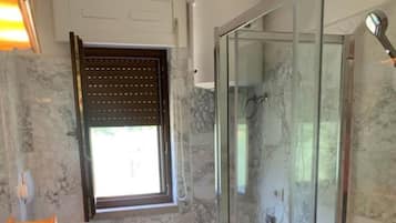 Appartamento, vista mare, edificio separato | Bagno | Set di cortesia gratuito, bidet
