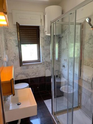 Departamento, vista al mar, en edificio contiguo | Baño | Amenidades de baño gratuitas 