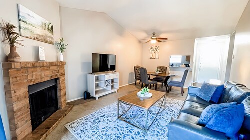 10 Min to Downtown: Pet-friendly, TV with Parking
