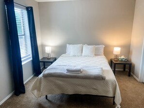 2 slaapkamers, een bureau, een strijkplank/strijkijzer, wifi