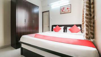 Classic Double or Twin Room | Desk, free WiFi, bed sheets
