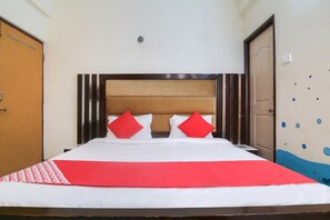 Desk, free WiFi, bed sheets - Flagship Dewa Near Dabolim Airport (Vasco da Gama)