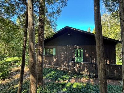 Serene Waterfront Retreat at TGIF Cottage in Colpoy's Bay