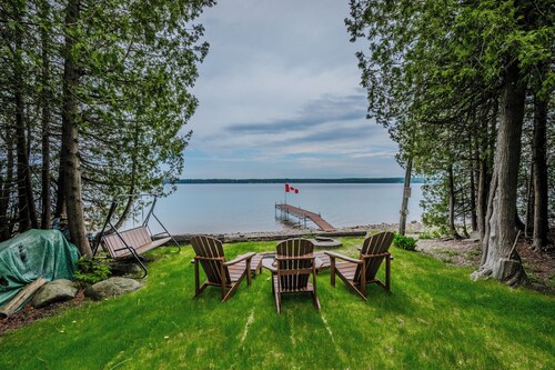 Serene Waterfront Retreat at TGIF Cottage in Colpoy's Bay