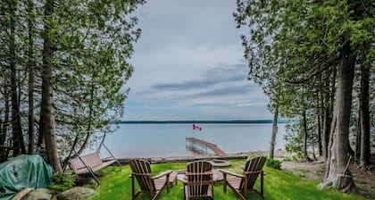 Serene Waterfront Retreat at TGIF Cottage in Colpoy's Bay