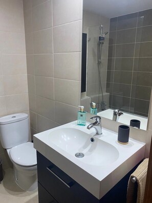 Shower, towels - Impeccable 2-bed Apartment in Hannover (Hannover)