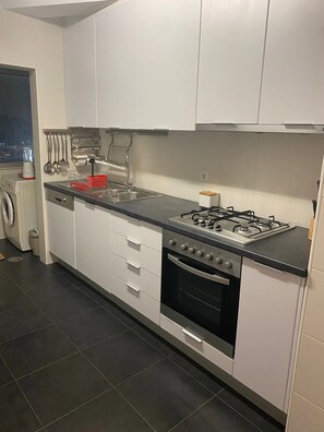 Kylskåp, mikrovågsugn, ugn och spishäll