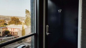 Udsigt fra et vindue med en dør, der er mærket '17', og en keypad lås.