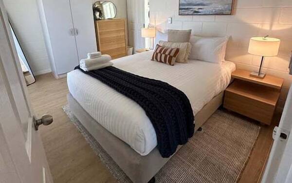 Stylish Parkside Stay | CBD with Parking