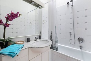 Asciugacapelli, bidet, asciugamani, sapone