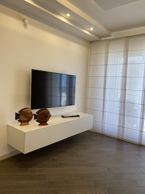 Deluxe Double Room | Hypo-allergenic bedding, down comforters, pillowtop beds, desk - FraMe Room (Polignano a Mare)