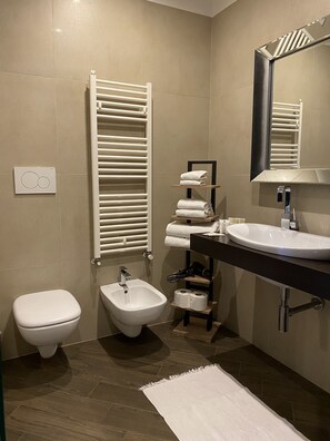 Dobbeltrom – deluxe | Bad | Toalettartikler (inkludert), hårføner, tøfler og bidé