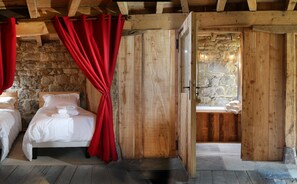 9 bedrooms, iron/ironing board, WiFi, bed sheets - Domaine de L'eclache Gîtes de Caractère 5 Épis à Louer au Cœur de Lauvergne (Prondines)