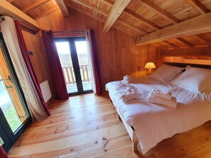 9 bedrooms, iron/ironing board, WiFi, bed sheets