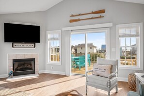 Smart TV, fireplace, ping pong, books - Ocean Views. Clean! Pup Friendly. 2 Min Walk to the Beach. Beach Gear Included (Surf City)