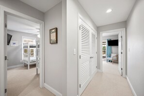 Interior - Ocean Views. Clean! Pup Friendly. 2 Min Walk to the Beach. Beach Gear Included (Surf City)