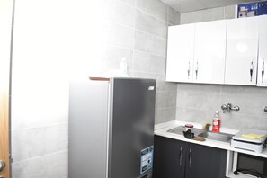 Mini-fridge, microwave, oven, coffee grinder - Residence Holi (Abidjan)