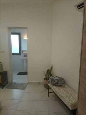 コンフォート スタジオ | 高級寝具、羽毛の掛け布団、セレクト コンフォート製ベッド、客室ごとに異なる装飾