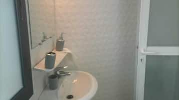 Estudio Confort | Baño | Regadera, regadera tipo lluvia, bidet, toallas