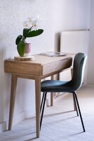 Escritorio, espacio para trabajar con laptop y wifi gratis 