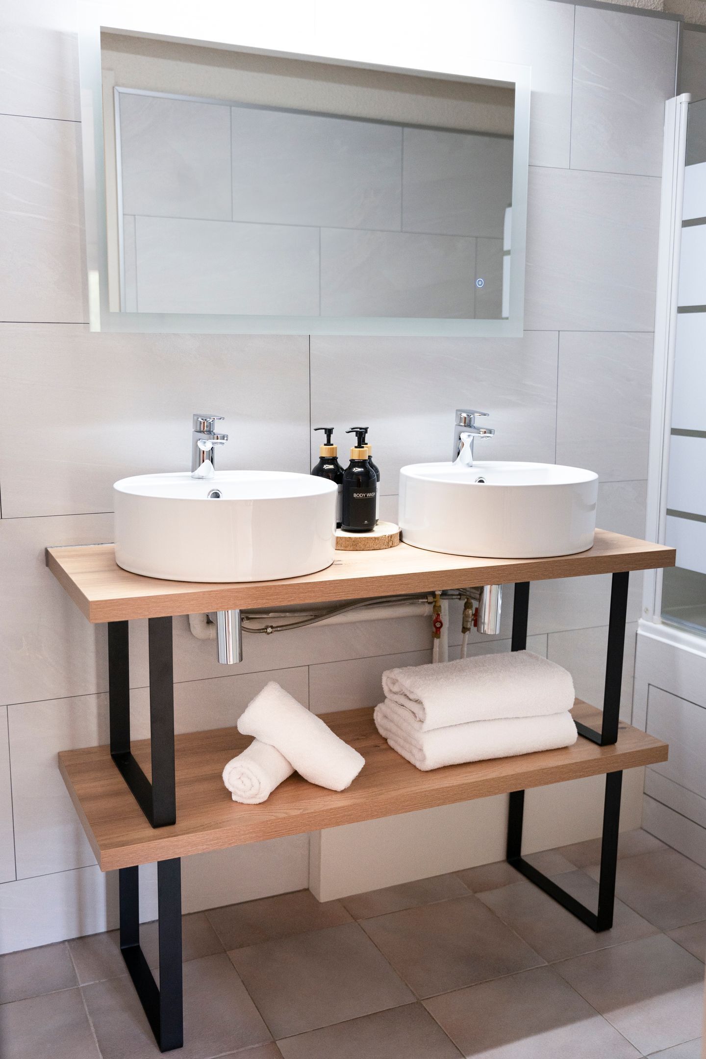 Classic Room, 1 Queen Bed | Bathroom | Bathtub, hair dryer, towels, soap
