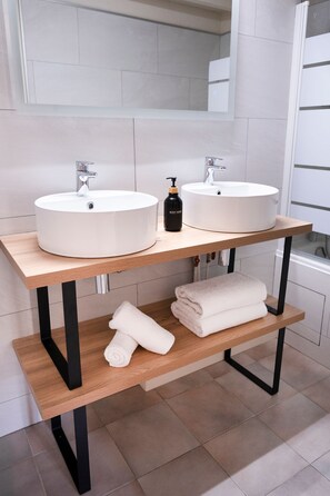 Classic Room, 1 Queen Bed | Bathroom | Bathtub, hair dryer, towels, soap - La Bastide de Montferrat (Montferrat)