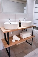 Classic Room, 1 Queen Bed | Bathroom | Bathtub, hair dryer, towels, soap