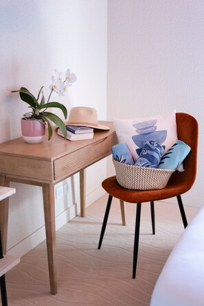 Bureau, espace de travail pour ordinateur portable, Wi-Fi gratuit