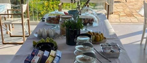 Daily full breakfast (EUR 20 per person)