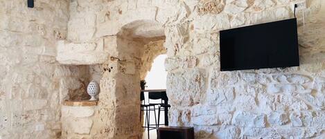 华丽套房, 泳池景观 | 高档床上用品、羽绒被、迷你吧、客房内保险箱