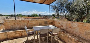 Svit Premier - utsikt mot poolen | Sängtillbehör av högsta kvalitet, duntäcken och minibar