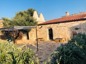 Suite – deluxe, bassengutsikt | Sengetøy av topp kvalitet, dundyner, minibar og safe på rommet