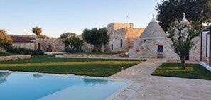 15 utendørsbassenger, bassengparasoller og solsenger