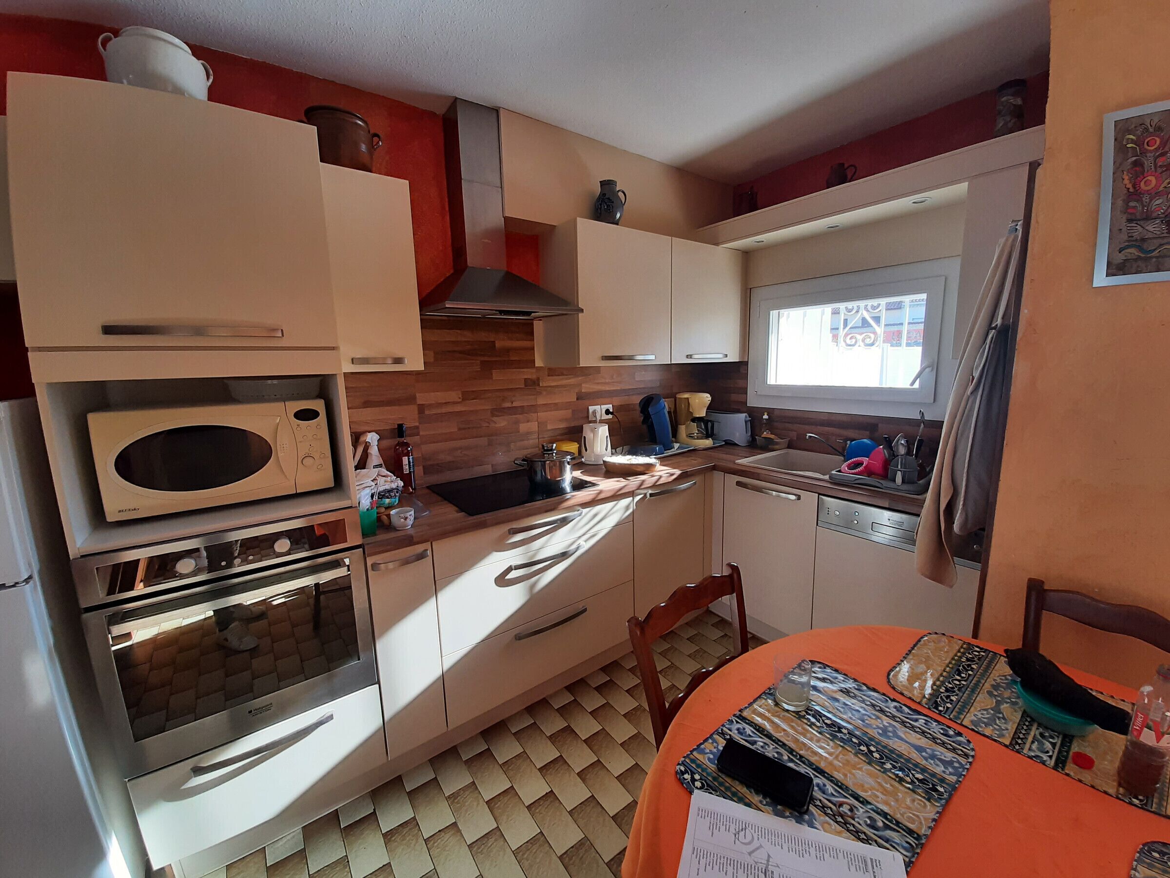 Een koelkast, een magnetron, een oven, een kookplaat