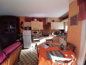 Kylskåp, mikrovågsugn, ugn och spishäll