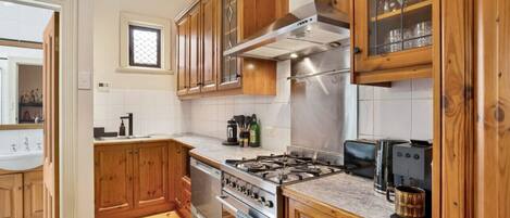 Køleskab, mikrobølgeovn, ovn, kogeplade