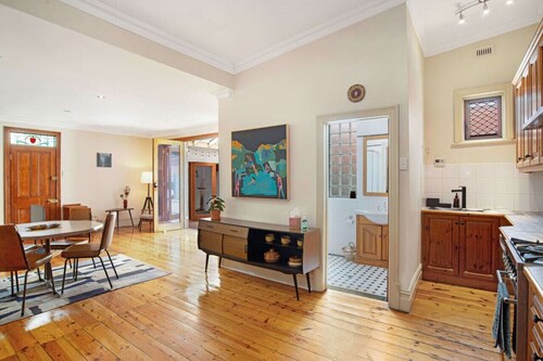 City Edge Home: Parking, Patio, Wifi, Pool Table