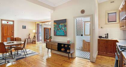 City Edge Home: Parking, Patio, Wifi, Pool Table