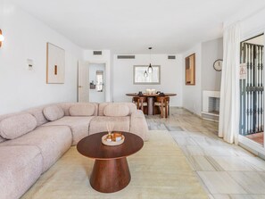 TV - Luxurious 2BR Retreat with Private Terrace & Pool View in Puerto Banús (Marbella)