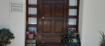 Venetian garden
Ενα μικρό ανεξάρτητο καταφύγιο μέσα και έξω σπό την πόλη .