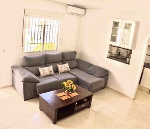 Smart TV - 3 bedroom, 6 berth villa in Torrevieja on the beautiful Costa Blanca coast (Torrevieja)