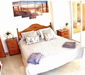 3 slaapkamers, een strijkplank/strijkijzer, reisbedje, gratis wifi