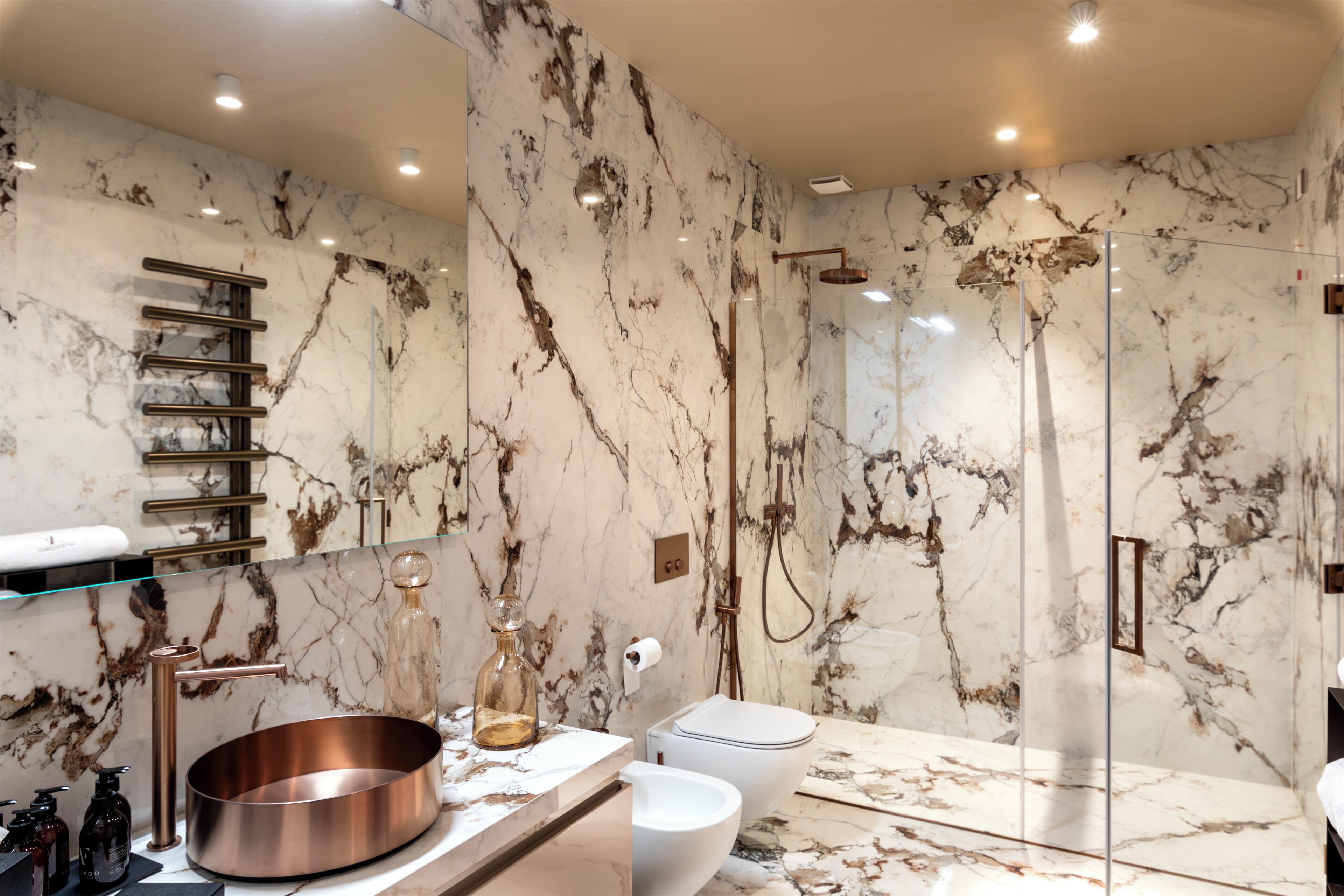 Kostenlose Toilettenartikel, Haartrockner, Hausschuhe, Bidet