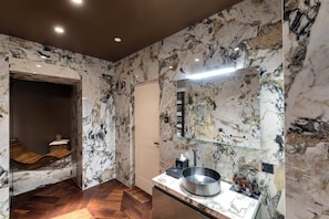 Đồ dùng nhà tắm miễn phí, máy sấy tóc, dép đi trong nhà