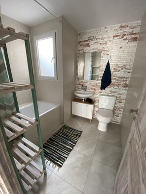 Hårtørrer, håndklæder, Sæbe, Toiletpapir