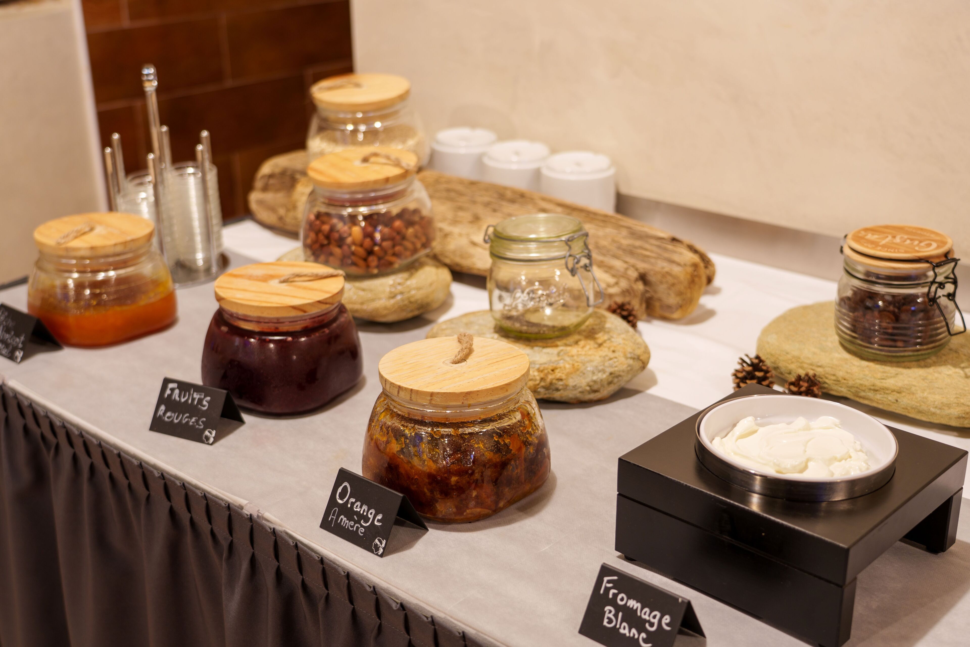 Una exposición de diversos alimentos, incluyendo frascos de conservas y crema.